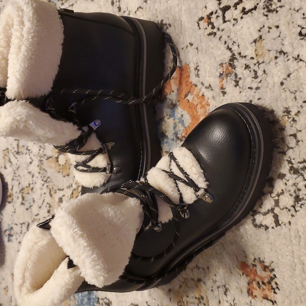 Women's Black Faux-Shearling Lace-Up Winter Boots